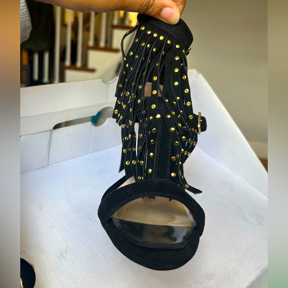 Worn once comes with extra foot grippers